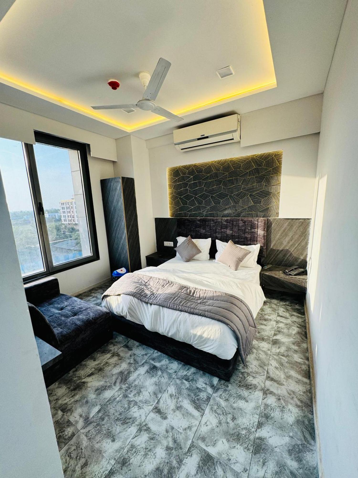 Hotel Star Galaxy Surat Exterior foto