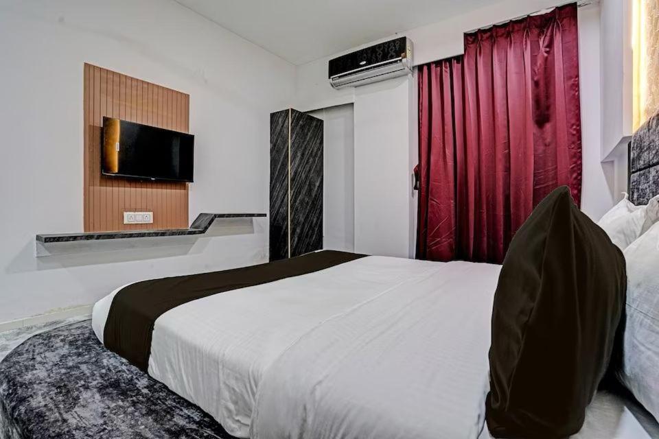Hotel Star Galaxy Surat Exterior foto